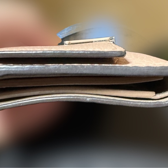 Louis Vuitton Portefeuille Capucines
Compact Wallet Pink - Picture 7 of 11